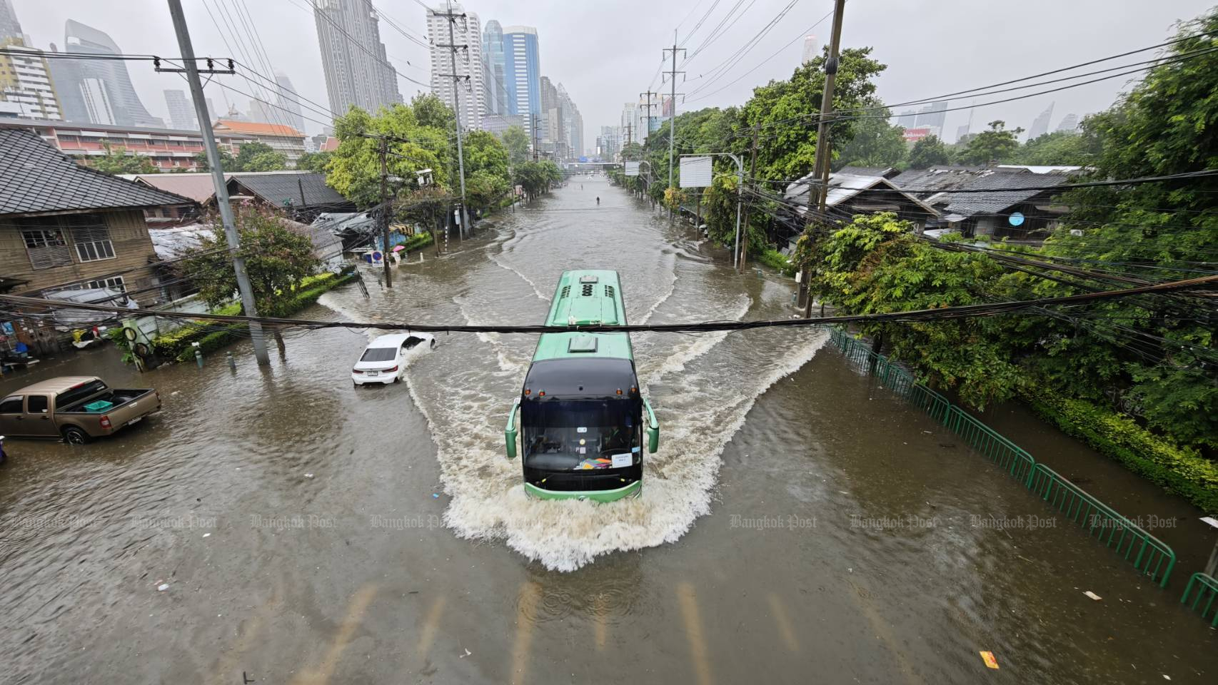 Toàn cảnh Bangkok sau gần 48 giờ mưa lớn, cả 50 quận đều là vùng thiên tai - Ảnh 7. Toàn cảnh Bangkok sau gần 48 giờ mưa lớn, cả 50 quận đều là vùng thiên tai - Ảnh 7.