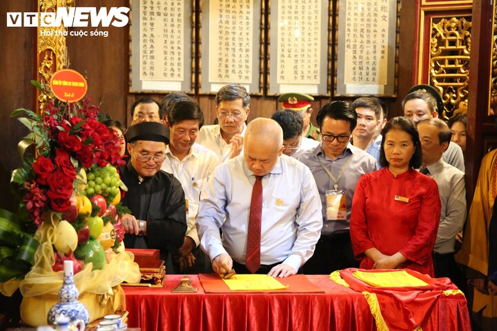 Vạn người xếp h&agrave;ng nhận ấn thi&ecirc;ng Đền Kiếp Bạc tại lễ hội m&ugrave;a Thu 2026 - Ảnh 12.
