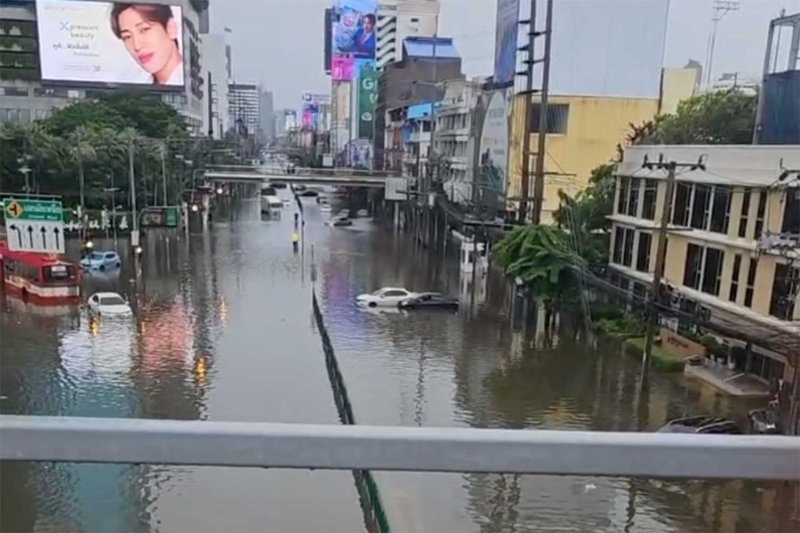 Toàn cảnh Bangkok sau gần 48 giờ mưa lớn, cả 50 quận đều là vùng thiên tai - Ảnh 8. Toàn cảnh Bangkok sau gần 48 giờ mưa lớn, cả 50 quận đều là vùng thiên tai - Ảnh 8.