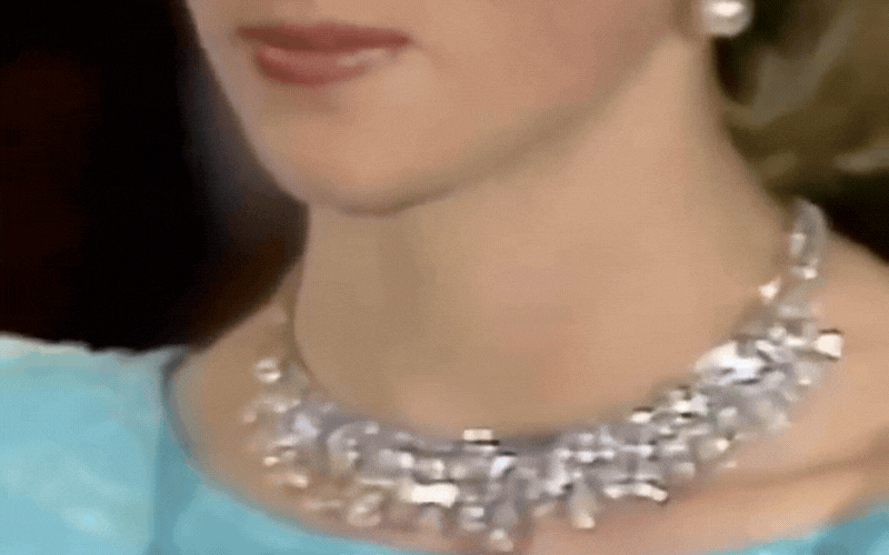 Muốn biết kim cương thật tr&ocirc;ng thế n&agrave;o, h&atilde;y nh&igrave;n khoảnh khắc C&ocirc;ng nương Diana xuống xe - Ảnh 5.
