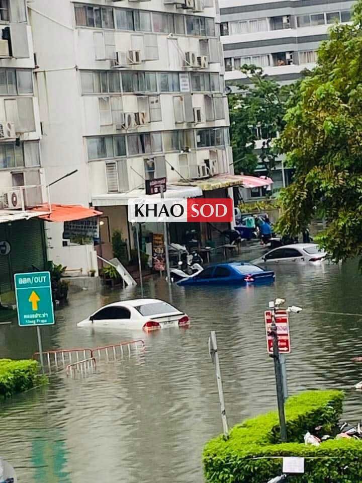 Toàn cảnh Bangkok sau gần 48 giờ mưa lớn, cả 50 quận đều là vùng thiên tai - Ảnh 4. Toàn cảnh Bangkok sau gần 48 giờ mưa lớn, cả 50 quận đều là vùng thiên tai - Ảnh 4.