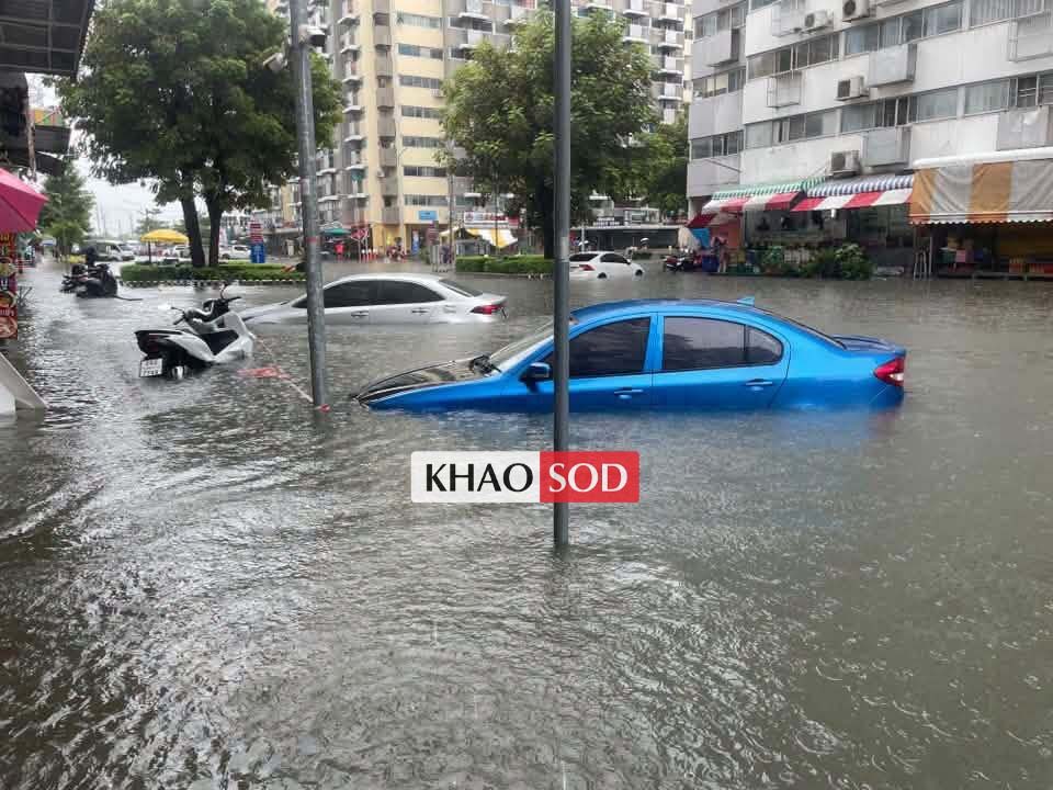 Toàn cảnh Bangkok sau gần 48 giờ mưa lớn, cả 50 quận đều là vùng thiên tai - Ảnh 3. Toàn cảnh Bangkok sau gần 48 giờ mưa lớn, cả 50 quận đều là vùng thiên tai - Ảnh 3.