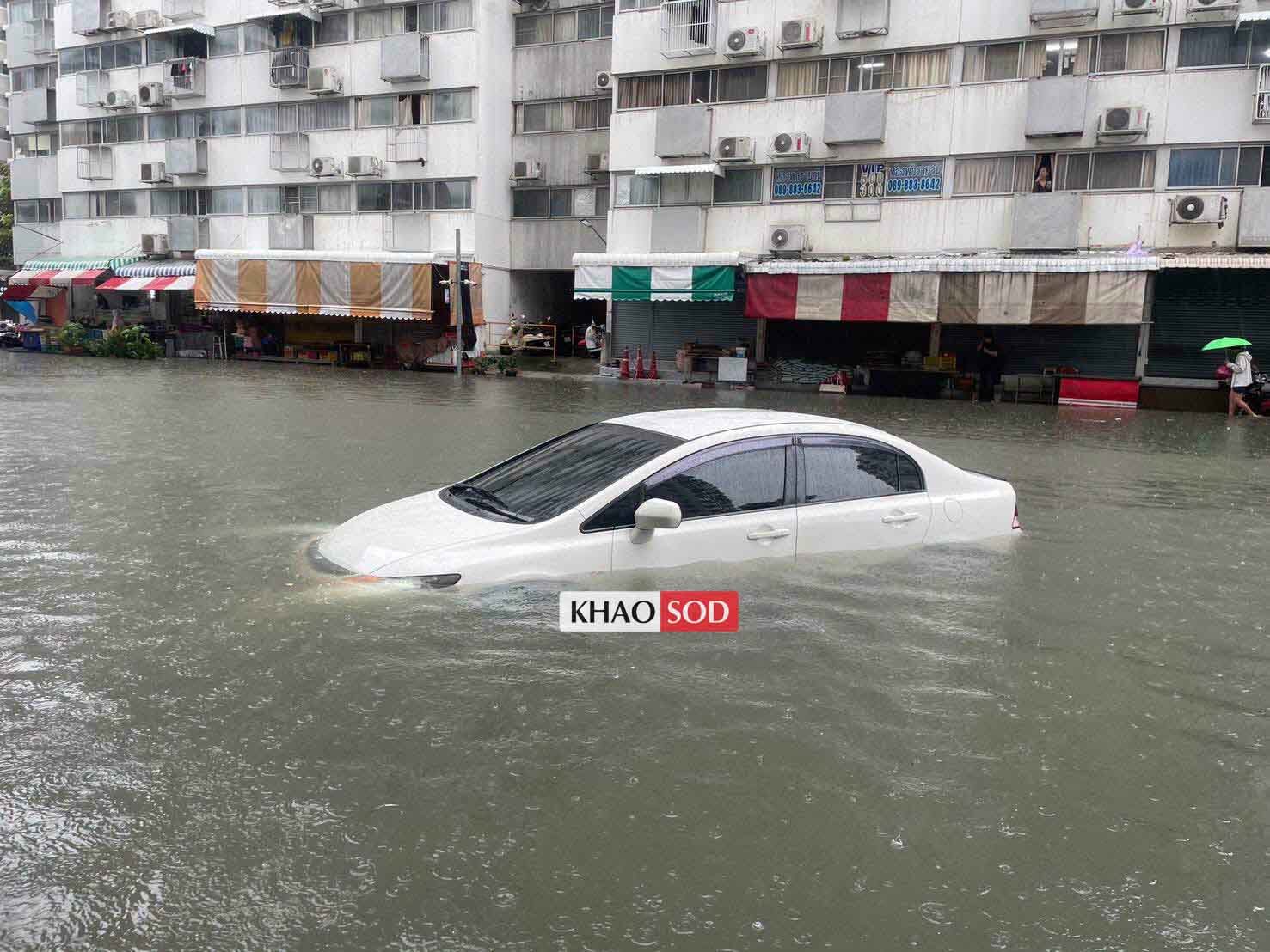 Toàn cảnh Bangkok sau gần 48 giờ mưa lớn, cả 50 quận đều là vùng thiên tai - Ảnh 2. Toàn cảnh Bangkok sau gần 48 giờ mưa lớn, cả 50 quận đều là vùng thiên tai - Ảnh 2.