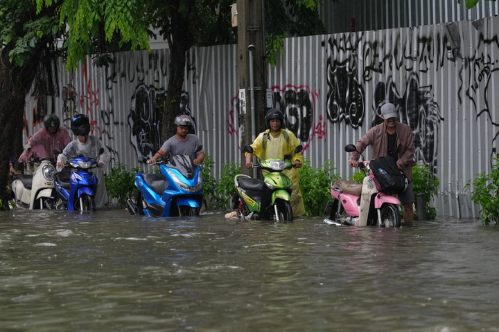 Bangkok đ&oacute;ng cửa trường học, đề nghị c&ocirc;ng chức l&agrave;m việc tại nh&agrave; v&igrave; mưa lũ - Ảnh 2.