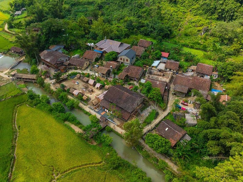 Phát hiện ngôi làng hơn 400 năm tuổi chỉ rộng 1 ha, có 14 căn nhà gần như được dựng hoàn toàn bằng đá núi - Ảnh 1.