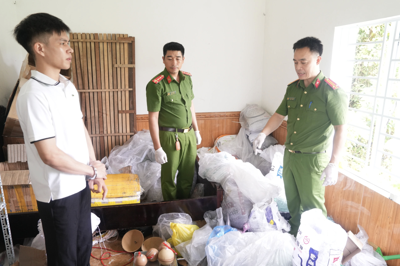 Bắt giữ Nguyễn Tiến Phi sản xuất ph&aacute;o nổ tr&aacute;i ph&eacute;p tại Nghệ An năm 2026 - Ảnh 1.