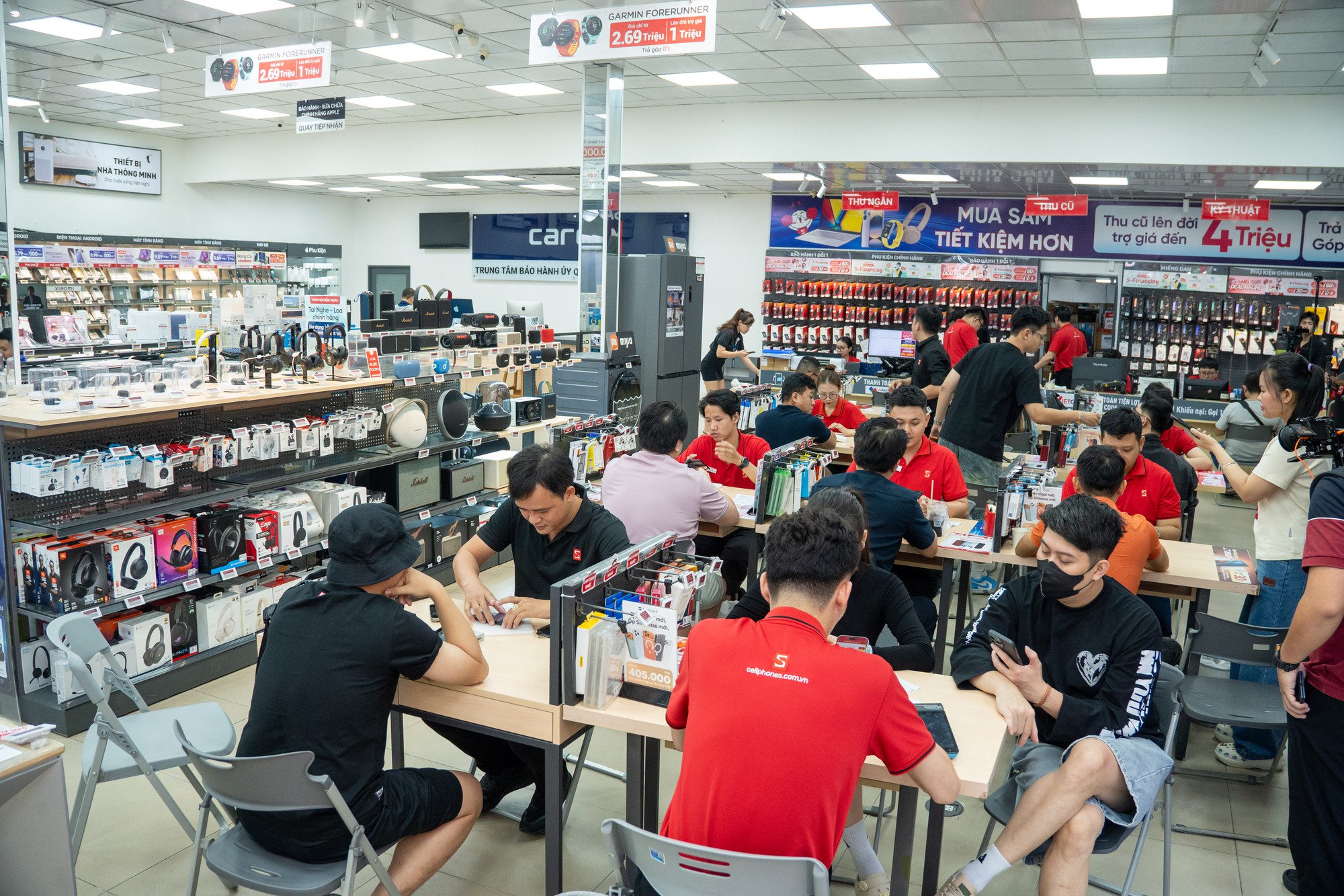 IPhone 18 Pro Max khan hàng tại Việt Nam dân buôn chênh giá 4 - 6 triệu đồng - Ảnh 2. IPhone 18 Pro Max khan hàng tại Việt Nam dân buôn chênh giá 4 - 6 triệu đồng - Ảnh 2.