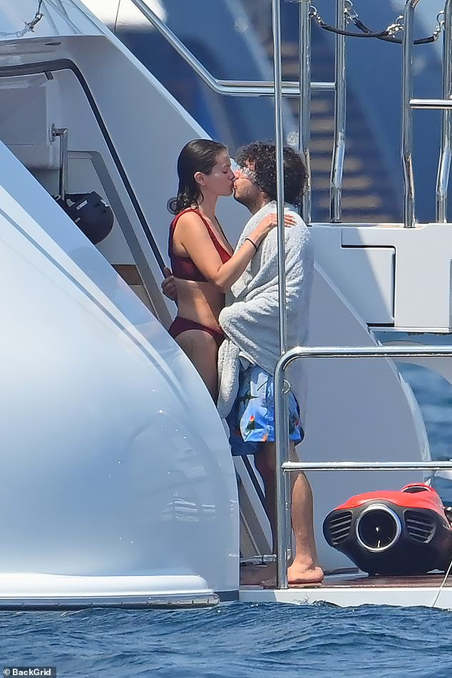 Selena Gomez ly h&ocirc;n trong nước mắt v&igrave; bị Benny Blanco cắm sừng , tin đồn g&acirc;y b&atilde;o mạng x&atilde; hội - Ảnh 4.