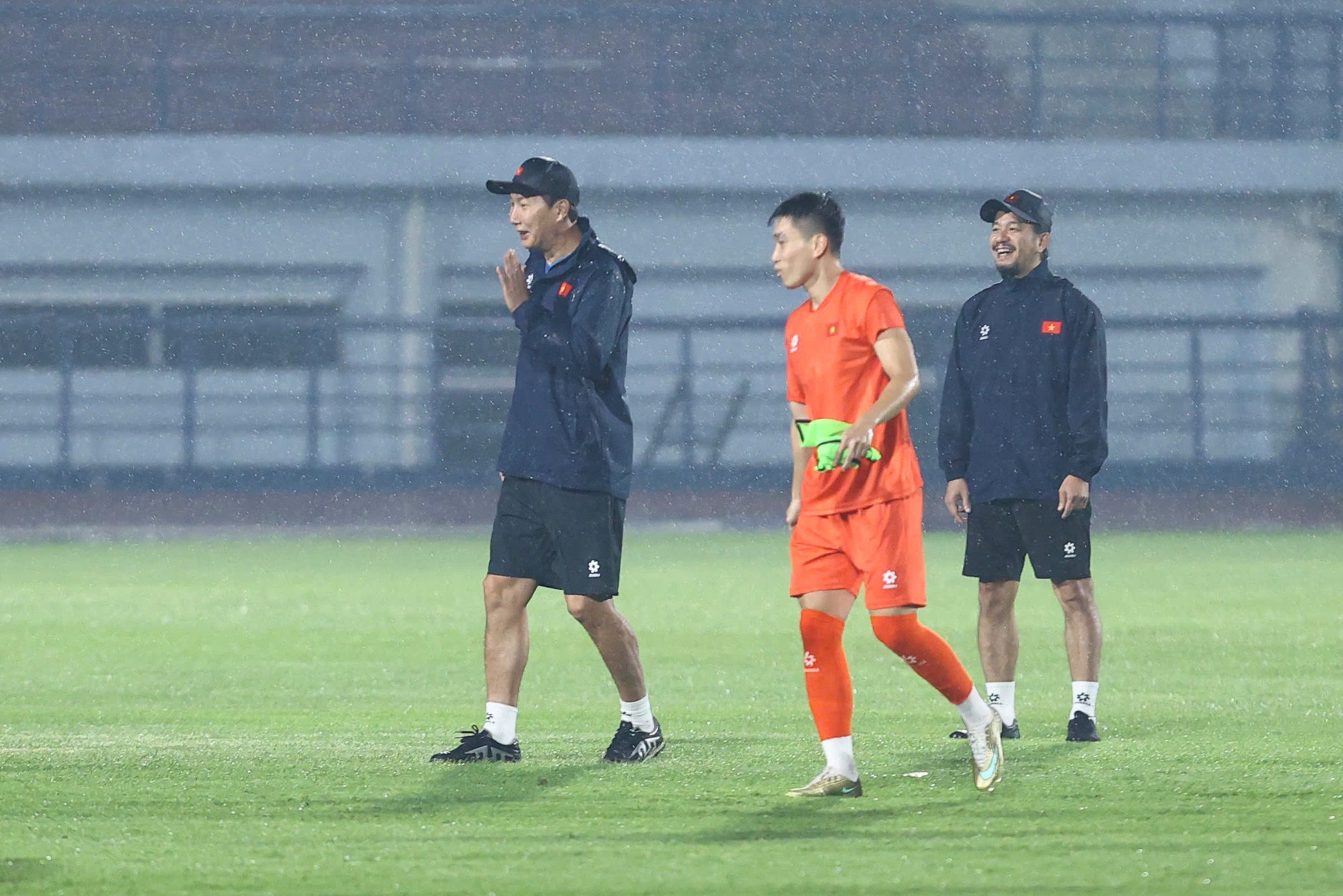 Đội tuyển Việt Nam tập luyện dưới mưa chuẩn bị cho trận đấu với Th&aacute;i Lan 2026 - Ảnh 2.
