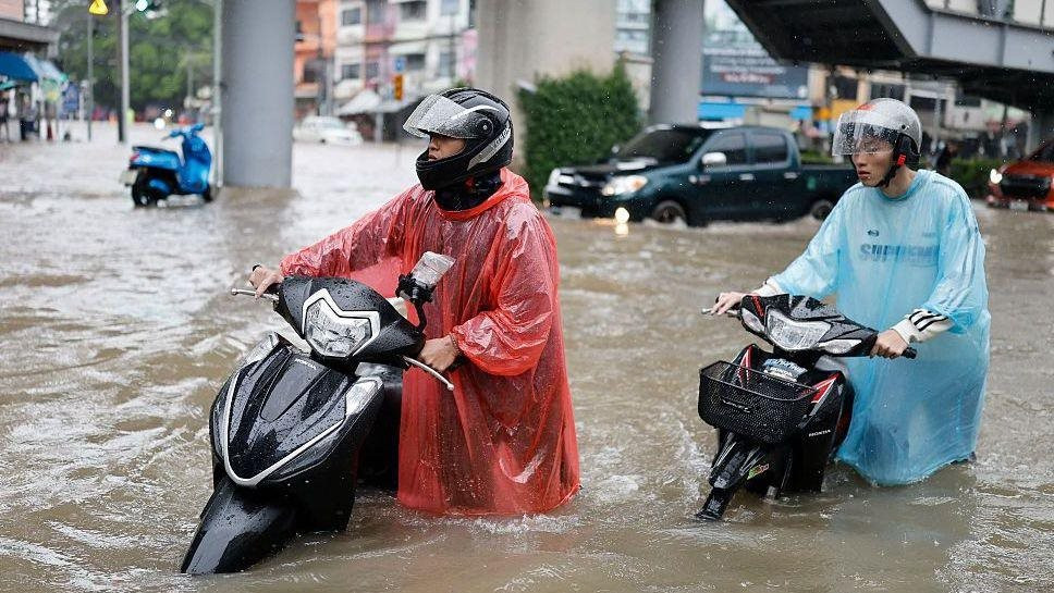 Bangkok ngập lụt nghi&ecirc;m trọng do mưa lớn v&agrave; vấn đề hệ thống tho&aacute;t nước - Ảnh 6.