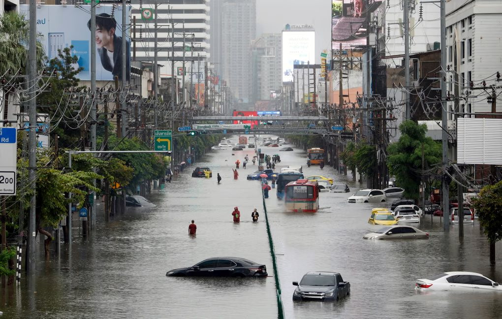 Bangkok ngập lụt nghi&ecirc;m trọng do mưa lớn v&agrave; vấn đề hệ thống tho&aacute;t nước - Ảnh 2.