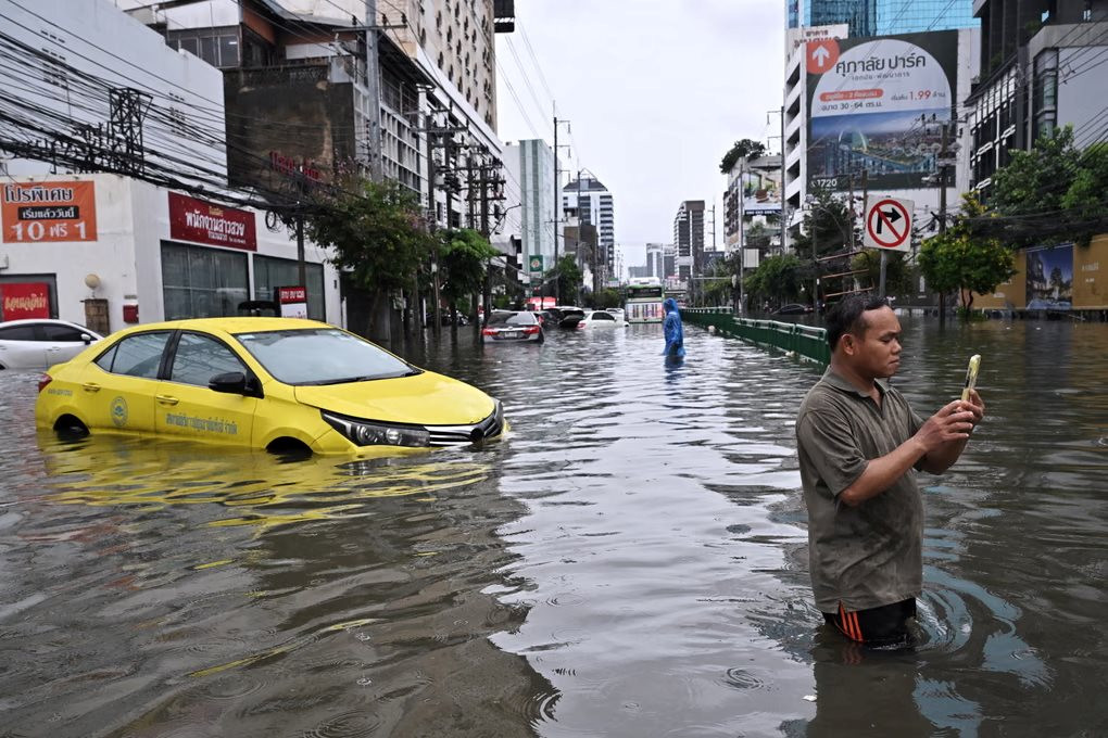 Bangkok ngập lụt nghi&ecirc;m trọng do mưa lớn v&agrave; vấn đề hệ thống tho&aacute;t nước - Ảnh 4.