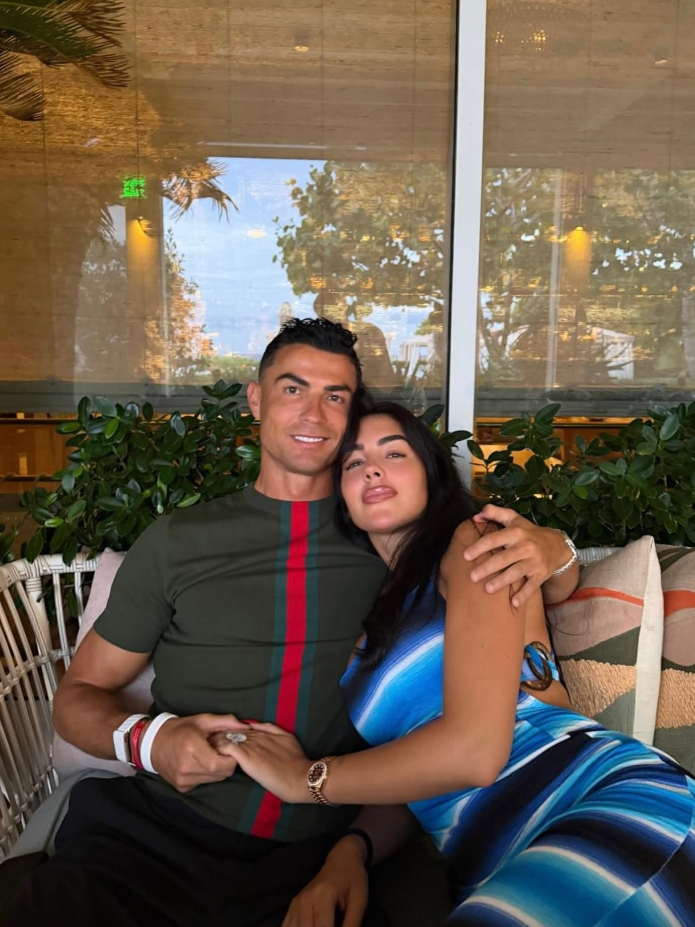 Vợ Ronaldo tự tin diện đồ sexy: H&agrave;nh tr&igrave;nh Từ nh&acirc;n vi&ecirc;n b&aacute;n h&agrave;ng đến biểu tượng thời trang - Ảnh 6.
