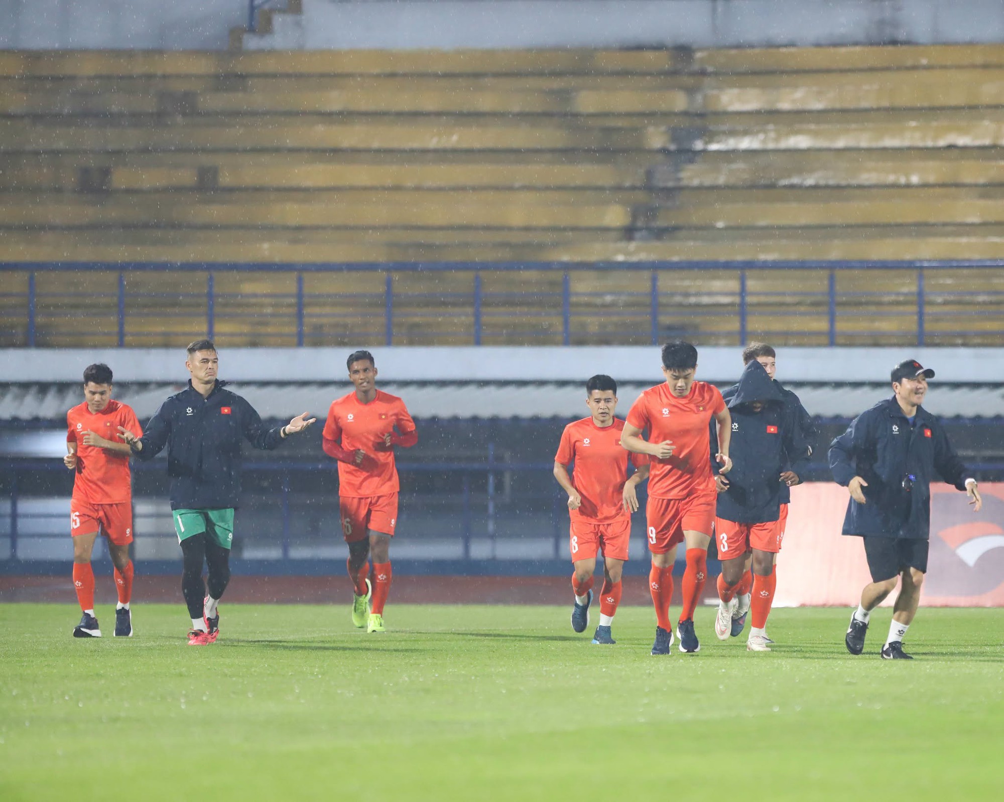 Đội tuyển Việt Nam tập luyện dưới mưa chuẩn bị cho trận đấu với Th&aacute;i Lan 2026 - Ảnh 3.