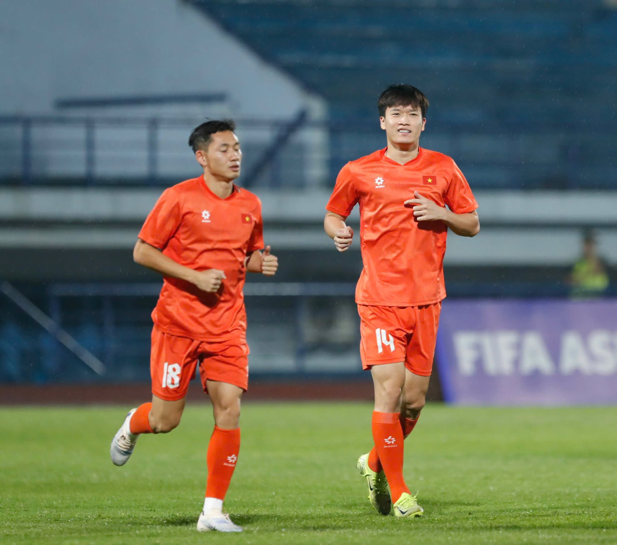 Đội tuyển Việt Nam tập luyện dưới mưa chuẩn bị cho trận đấu với Th&aacute;i Lan 2026 - Ảnh 7.