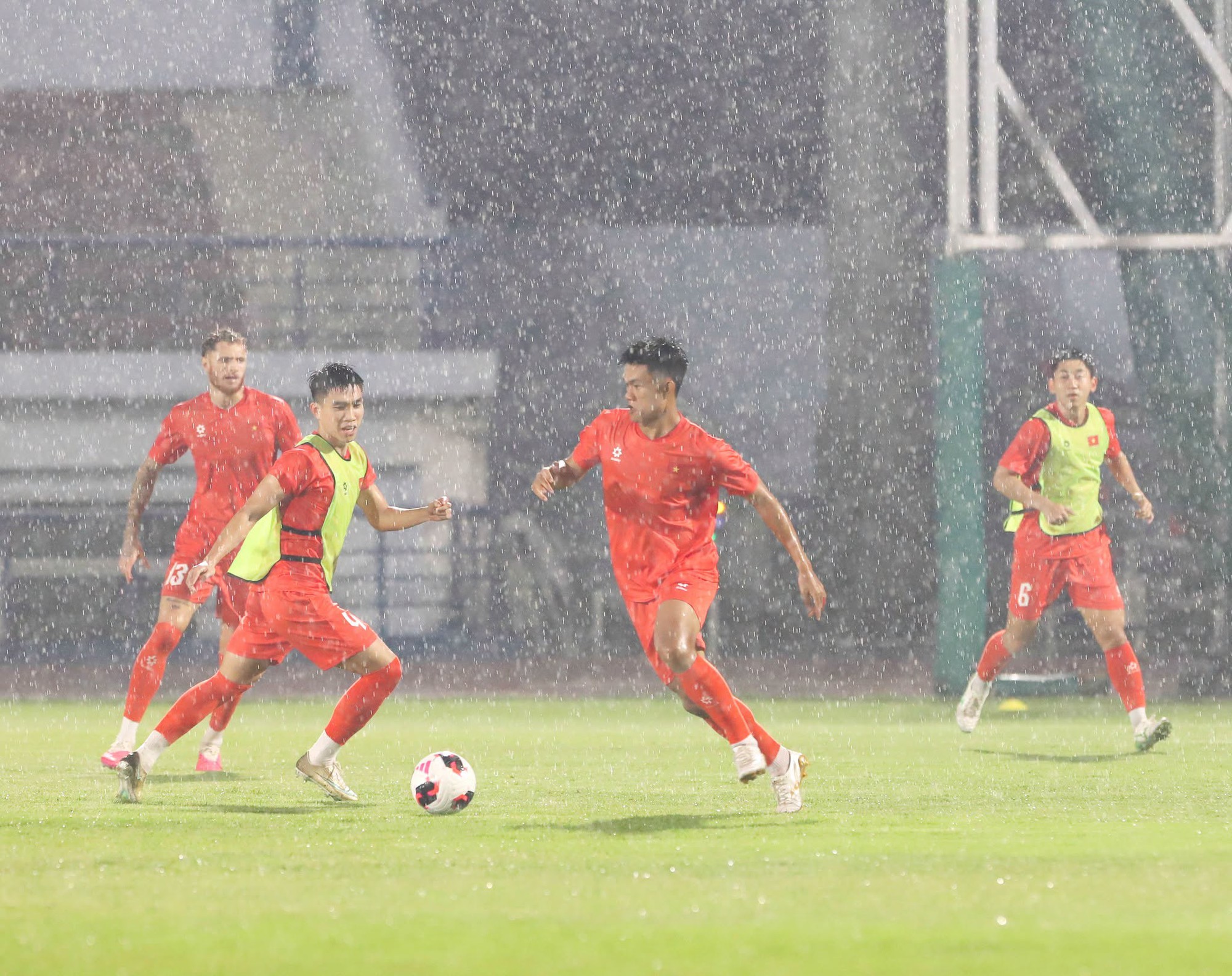 Đội tuyển Việt Nam tập luyện dưới mưa chuẩn bị cho trận đấu với Th&aacute;i Lan 2026 - Ảnh 9.