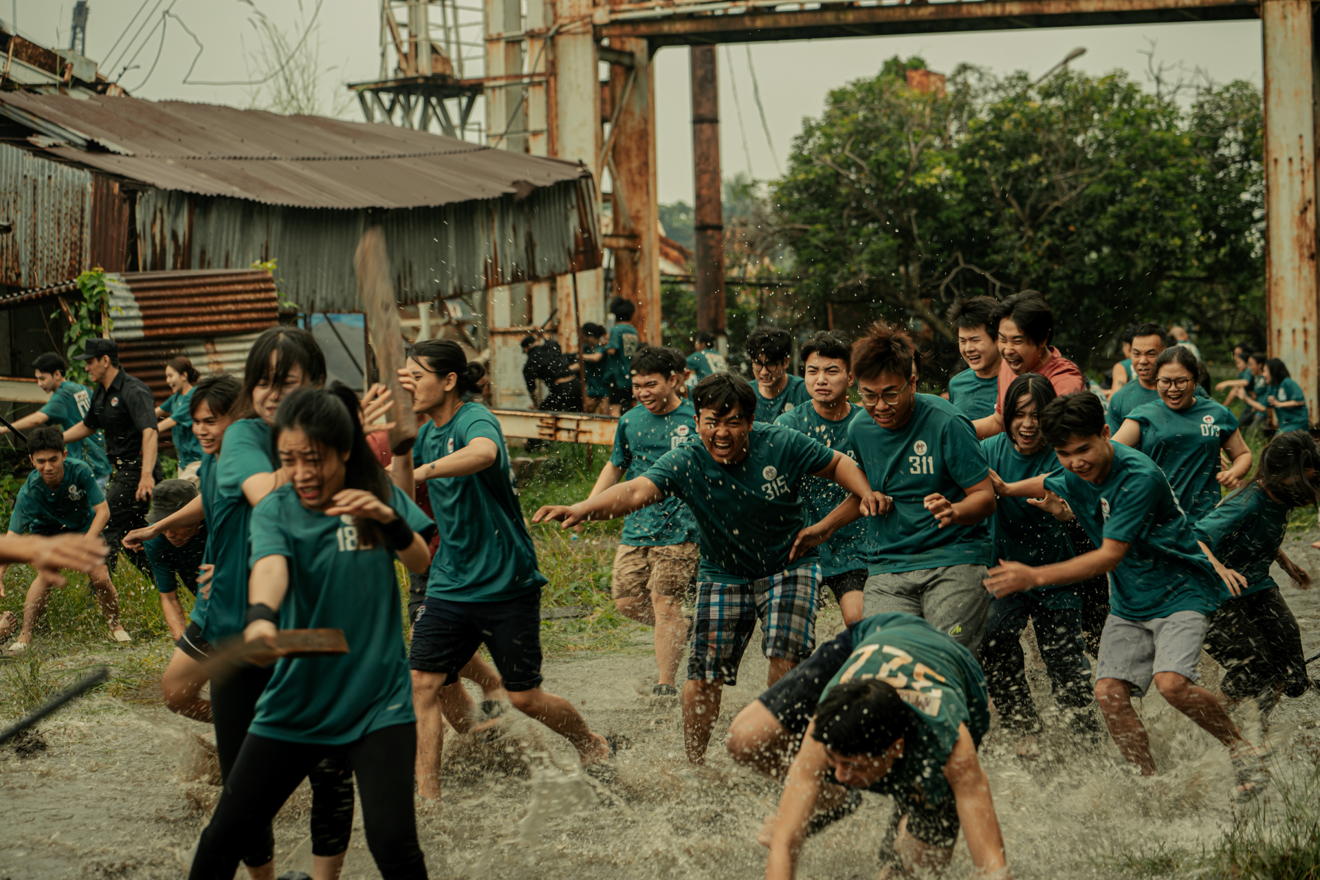 Trại Bu&ocirc;n Người: Phim Việt đạt 100 tỷ đồng chỉ sau 3 ng&agrave;y c&ocirc;ng chiếu - Ảnh 4.