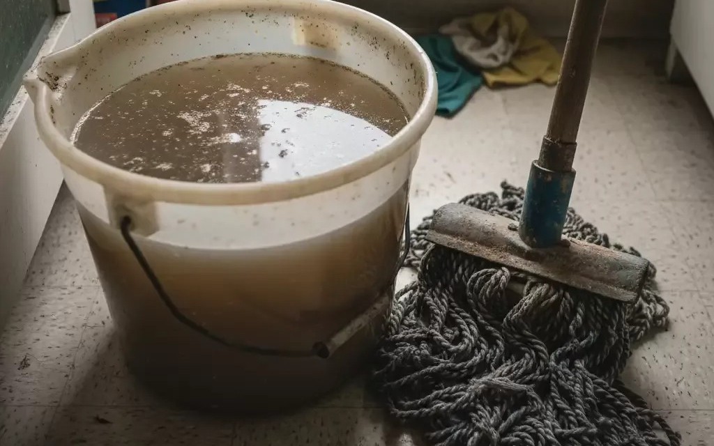 Giải pháp "thoát mùi" tanh sau khi lau nhà
