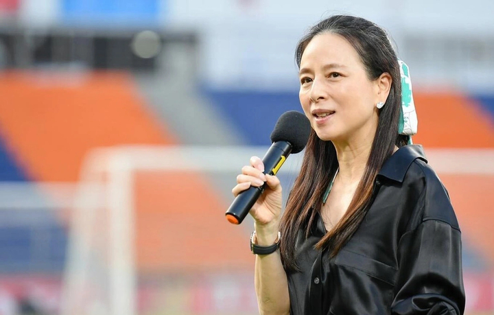 Madam Pang từ bỏ quyền lực ở Port FC để trở th&agrave;nh Chủ tịch li&ecirc;n đo&agrave;n b&oacute;ng đ&aacute; Th&aacute;i Lan - Ảnh 1.