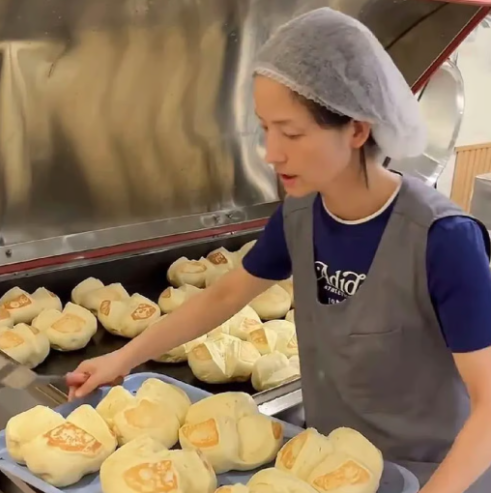 Phát hiện một nữ bác sĩ thâm niên 20 năm bỏ nghề đi bán bánh bao - Ảnh 2. Phát hiện một nữ bác sĩ thâm niên 20 năm bỏ nghề đi bán bánh bao - Ảnh 2.