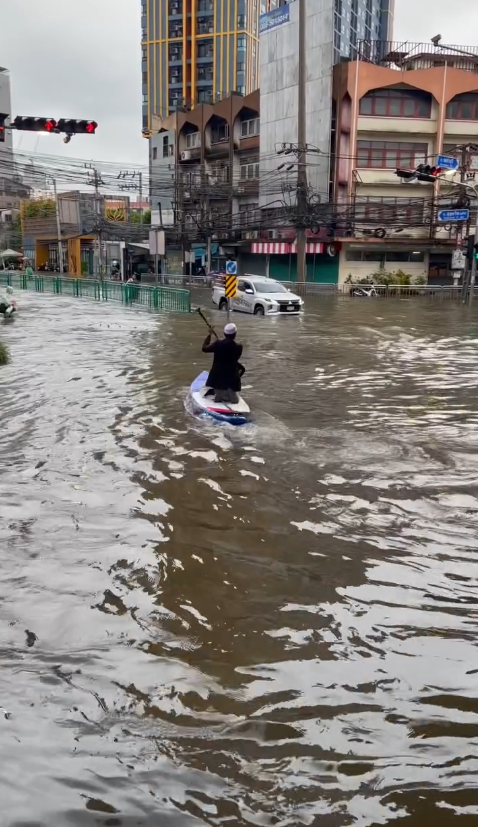 Ngập lụt Bangkok: H&agrave;i hước Khoảnh khắc ch&egrave;o thuyền vượt đ&egrave;n đỏ giữa phố - Ảnh 2.