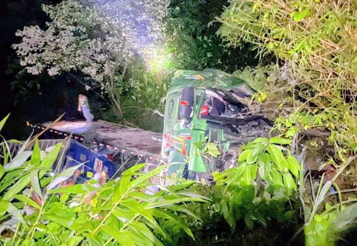Tai nạn xe đầu k&eacute;o tr&ecirc;n Quốc lộ 49 , t&agrave;i xế tử vong thương t&acirc;m - Ảnh 1.