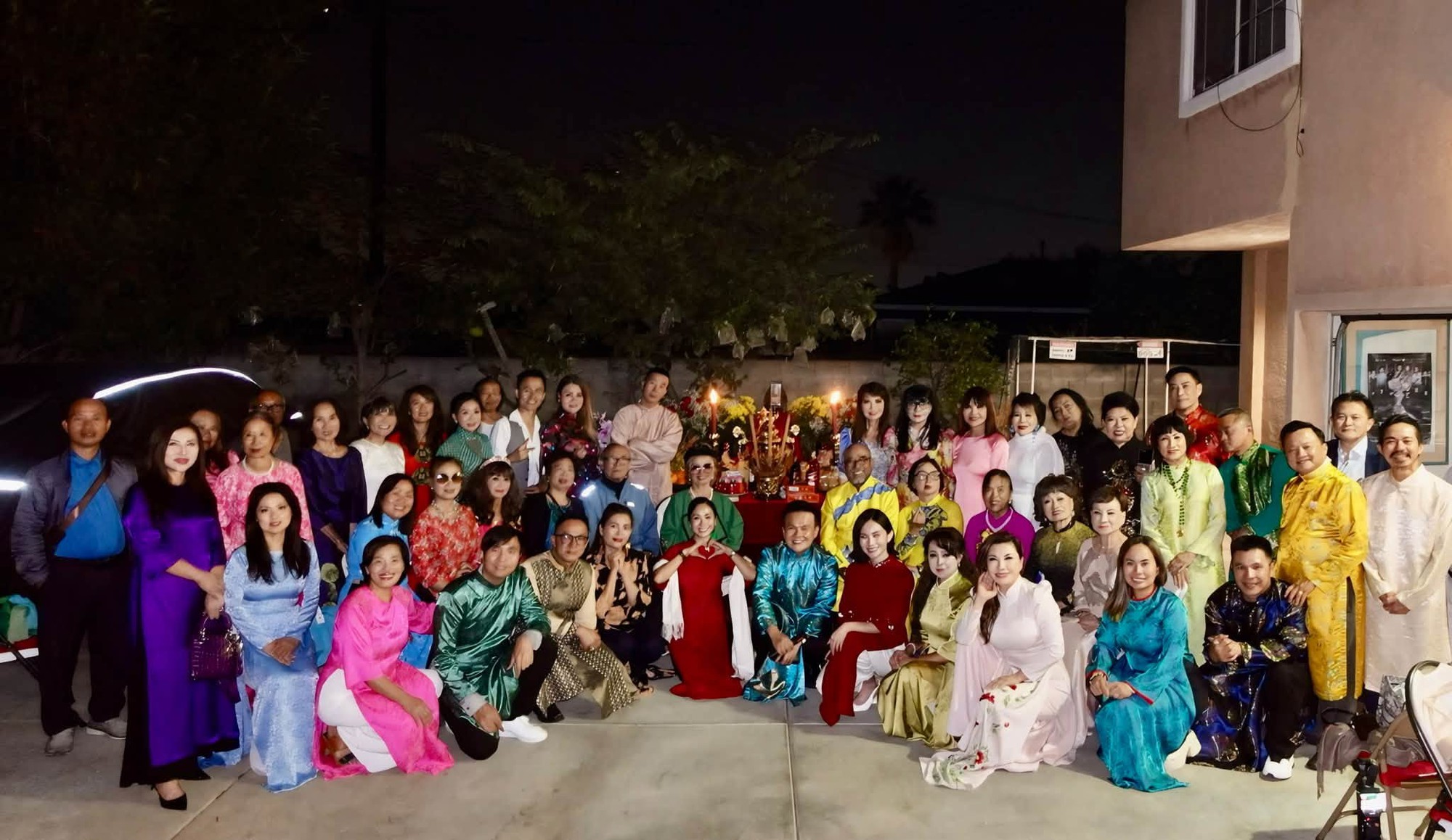 Trizzie Phương Trinh thắp hương giỗ Tổ nghề và chia sẻ tâm tư về nghệ sĩ - Ảnh 1. Trizzie Phương Trinh thắp hương giỗ Tổ nghề và chia sẻ tâm tư về nghệ sĩ - Ảnh 1.