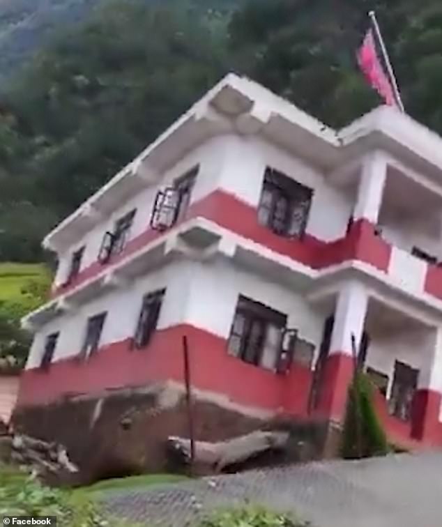 Sạt lở ở Nepal năm 2026: Cảnh hoảng loạn của người d&acirc;n - Ảnh 3.