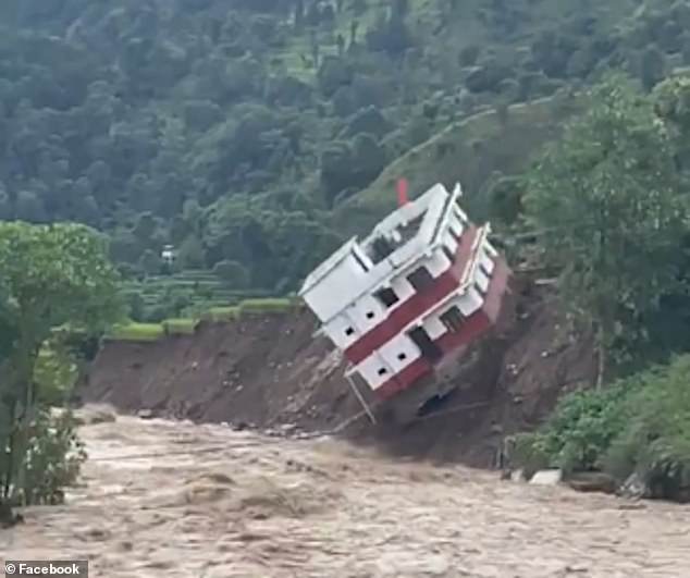 Sạt lở ở Nepal năm 2026: Cảnh hoảng loạn của người d&acirc;n - Ảnh 2.