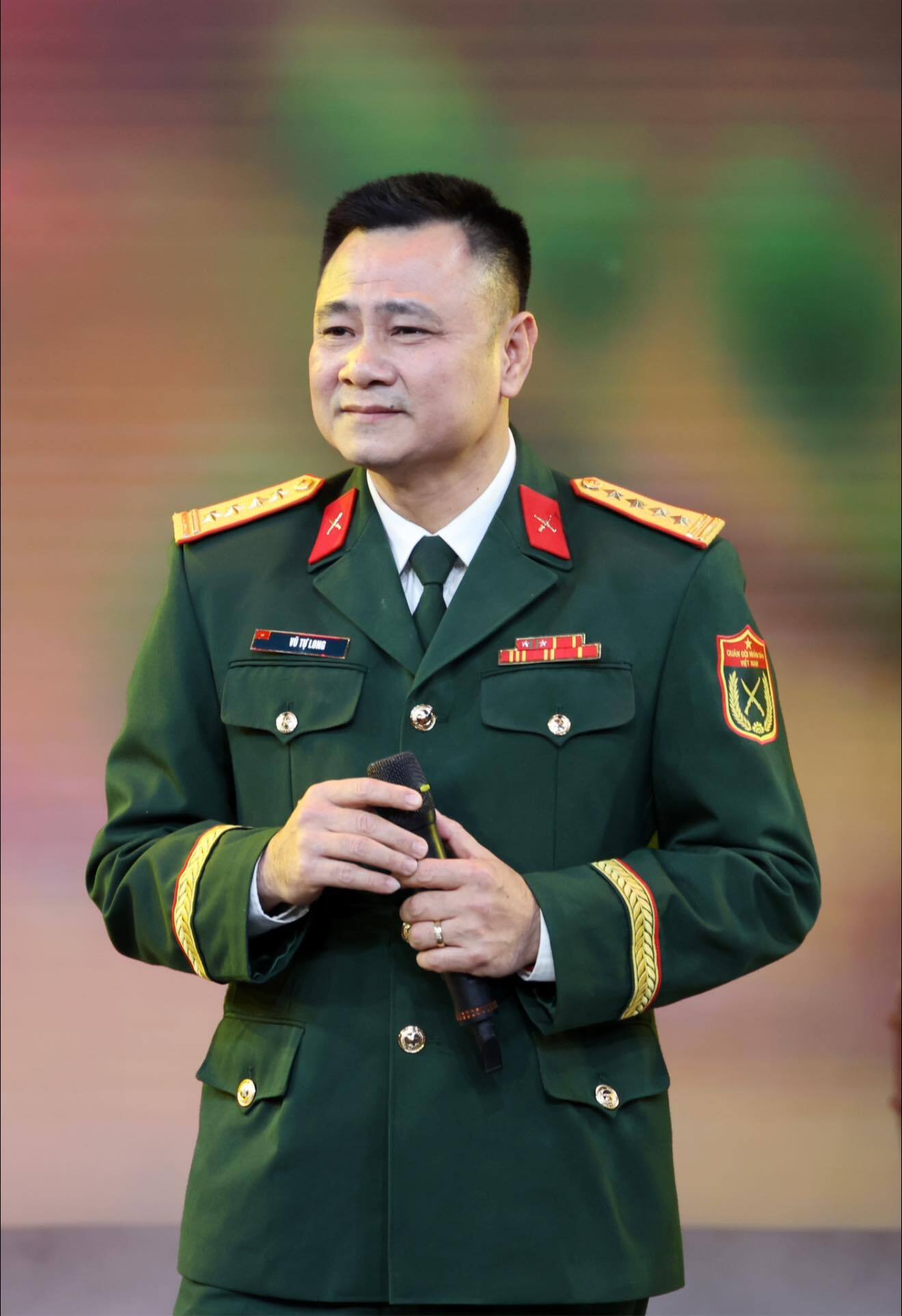 Tự Long từ thợ mộc trở thành Giám đốc Nhà hát Chèo Quân đội tại Hà Nội - Ảnh 1. Tự Long từ thợ mộc trở thành Giám đốc Nhà hát Chèo Quân đội tại Hà Nội - Ảnh 1.