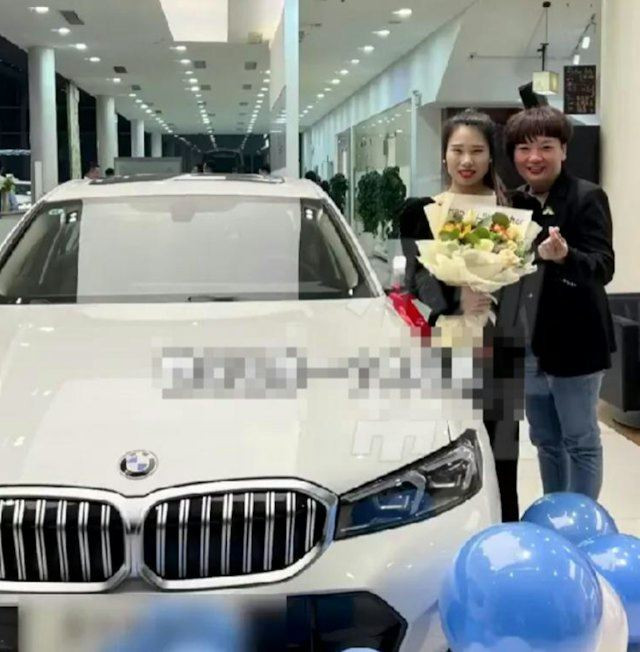 Thương nhân viên đi làm bằng xe máy, sếp tặng mỗi người một chiếc BMW - Ảnh 1. Thương nhân viên đi làm bằng xe máy, sếp tặng mỗi người một chiếc BMW - Ảnh 1.