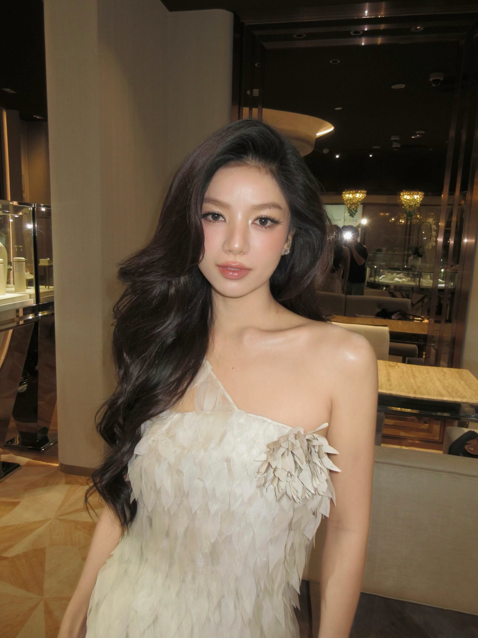 L&ecirc; Hạ Anh tỏa s&aacute;ng với vai Kim &Aacute;nh trong L&ecirc;n Hương v&agrave; phong c&aacute;ch Y2K cuốn h&uacute;t - Ảnh 6.