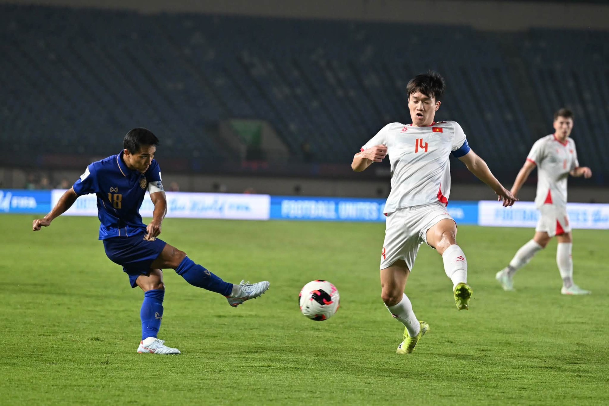 Thua Th&aacute;i Lan, đội tuyển Việt Nam nhận tin dữ từ FIFA - Ảnh 1.