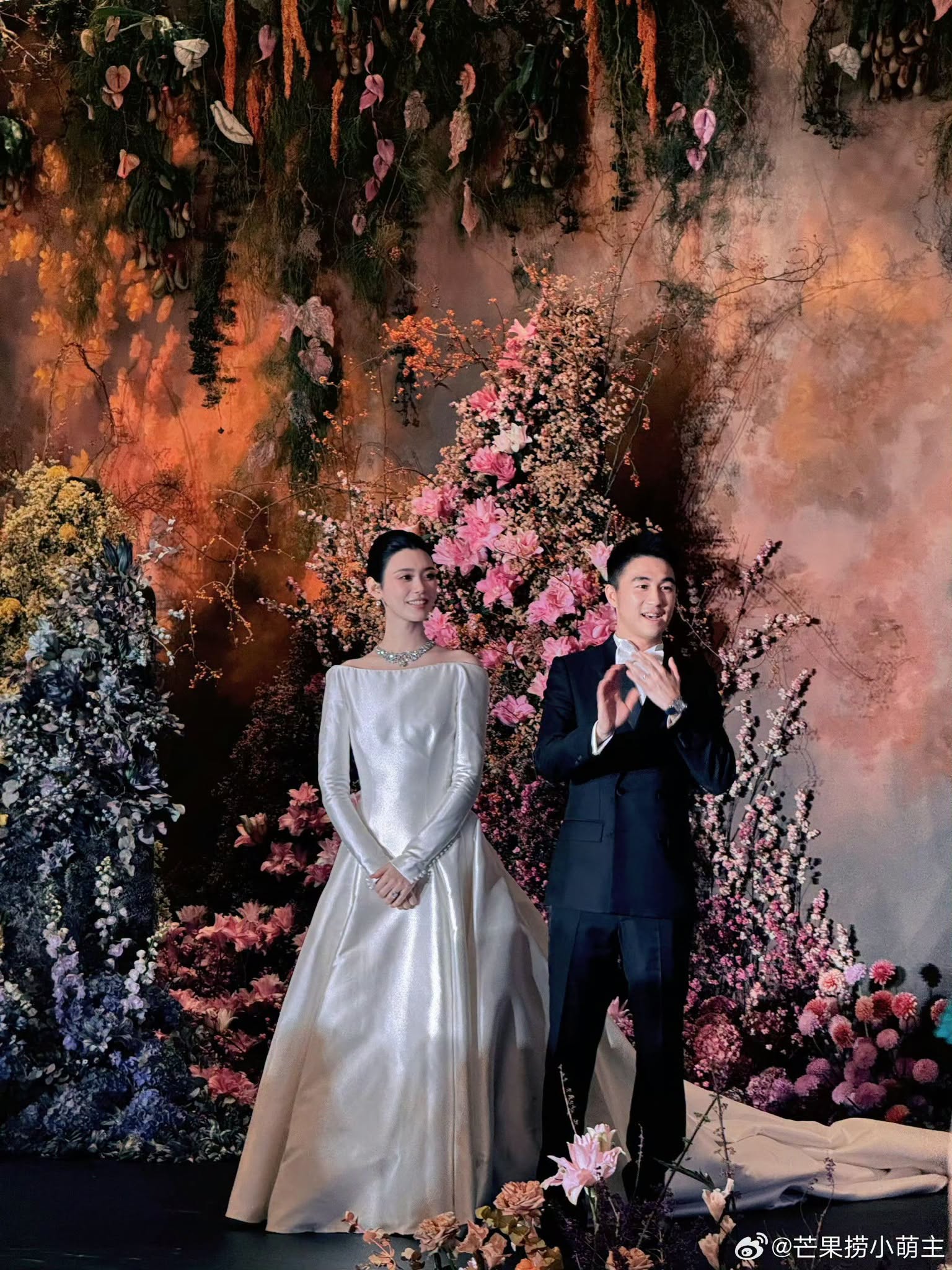 Hề Mộng Dao v&agrave; thiếu gia tr&ugrave;m s&ograve;ng bạc lại cưới tiếp: D&acirc;u h&agrave;o m&ocirc;n sau 3 th&aacute;ng đ&atilde; kh&ocirc;ng c&ograve;n mặc vừa v&aacute;y cưới Dior - Ảnh 3.