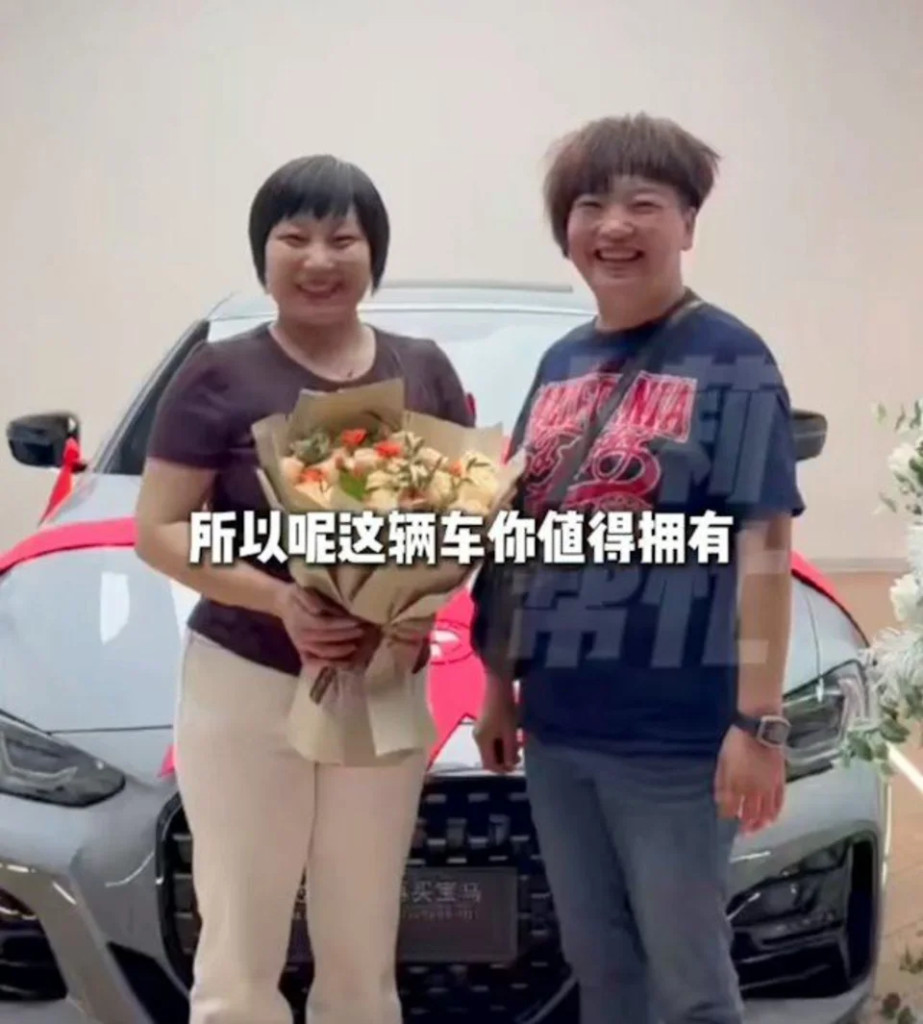 Thương nhân viên đi làm bằng xe máy, sếp tặng mỗi người một chiếc BMW - Ảnh 2. Thương nhân viên đi làm bằng xe máy, sếp tặng mỗi người một chiếc BMW - Ảnh 2.