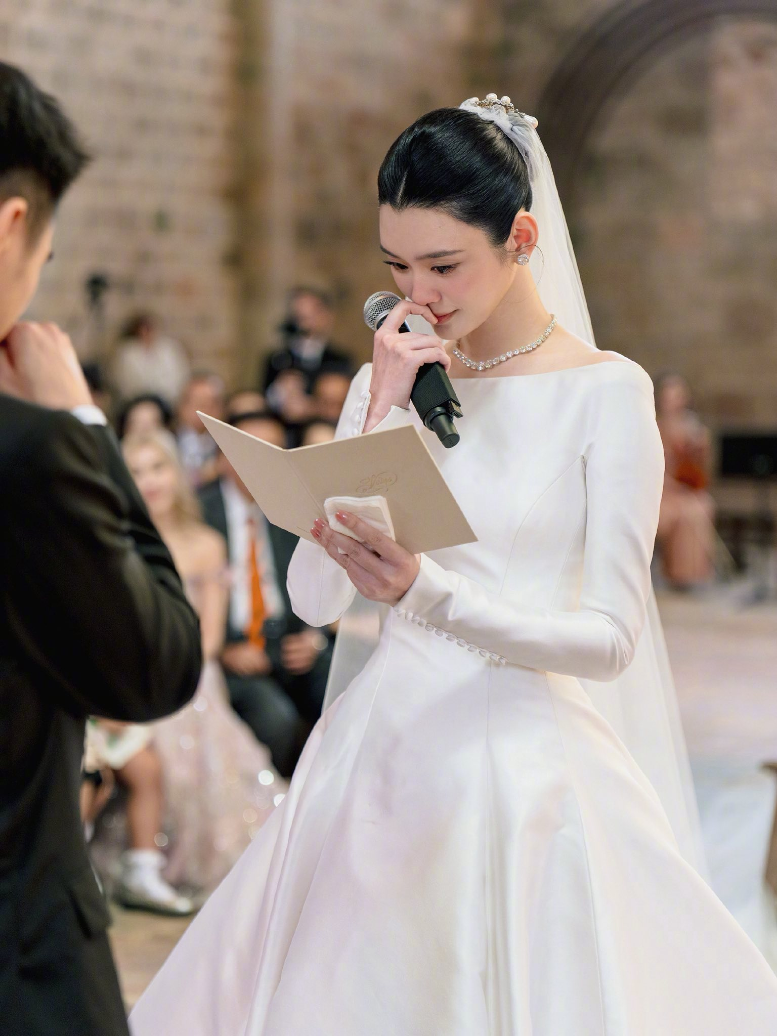 Hề Mộng Dao v&agrave; thiếu gia tr&ugrave;m s&ograve;ng bạc lại cưới tiếp: D&acirc;u h&agrave;o m&ocirc;n sau 3 th&aacute;ng đ&atilde; kh&ocirc;ng c&ograve;n mặc vừa v&aacute;y cưới Dior - Ảnh 5.