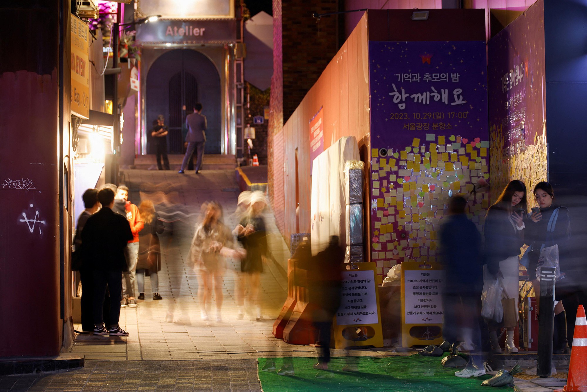 Thảm kịch Itaewon 2022: Giẫm đạp trong hẻm nhỏ khiến 159 người thiệt mạng - Ảnh 7. Thảm kịch Itaewon 2022: Giẫm đạp trong hẻm nhỏ khiến 159 người thiệt mạng - Ảnh 7.