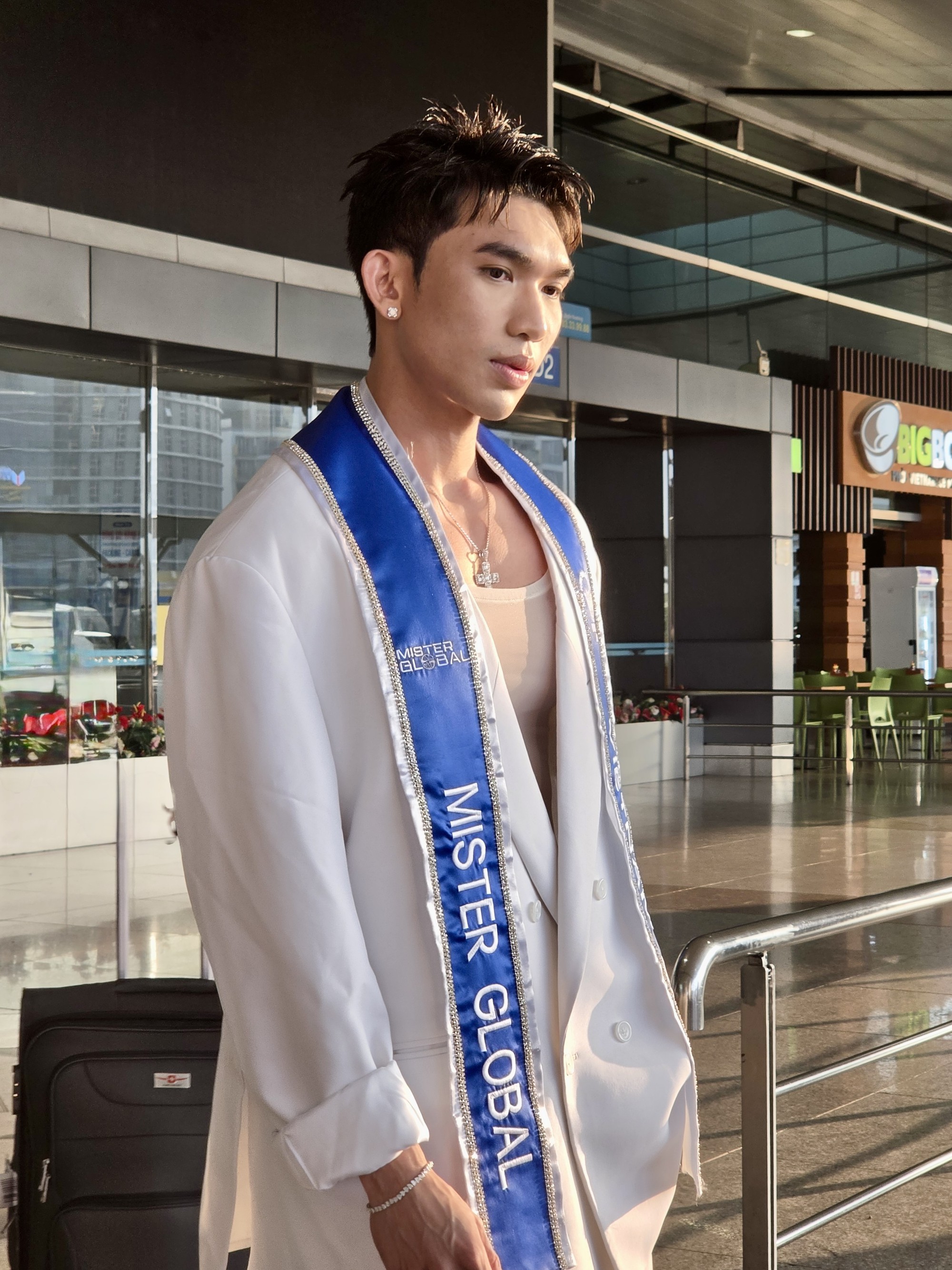 Trương Trọng Hiếu mang 70kg hành lý sang Thái Lan thi Mister Global 2026 - Ảnh 1. Trương Trọng Hiếu mang 70kg hành lý sang Thái Lan thi Mister Global 2026 - Ảnh 1.
