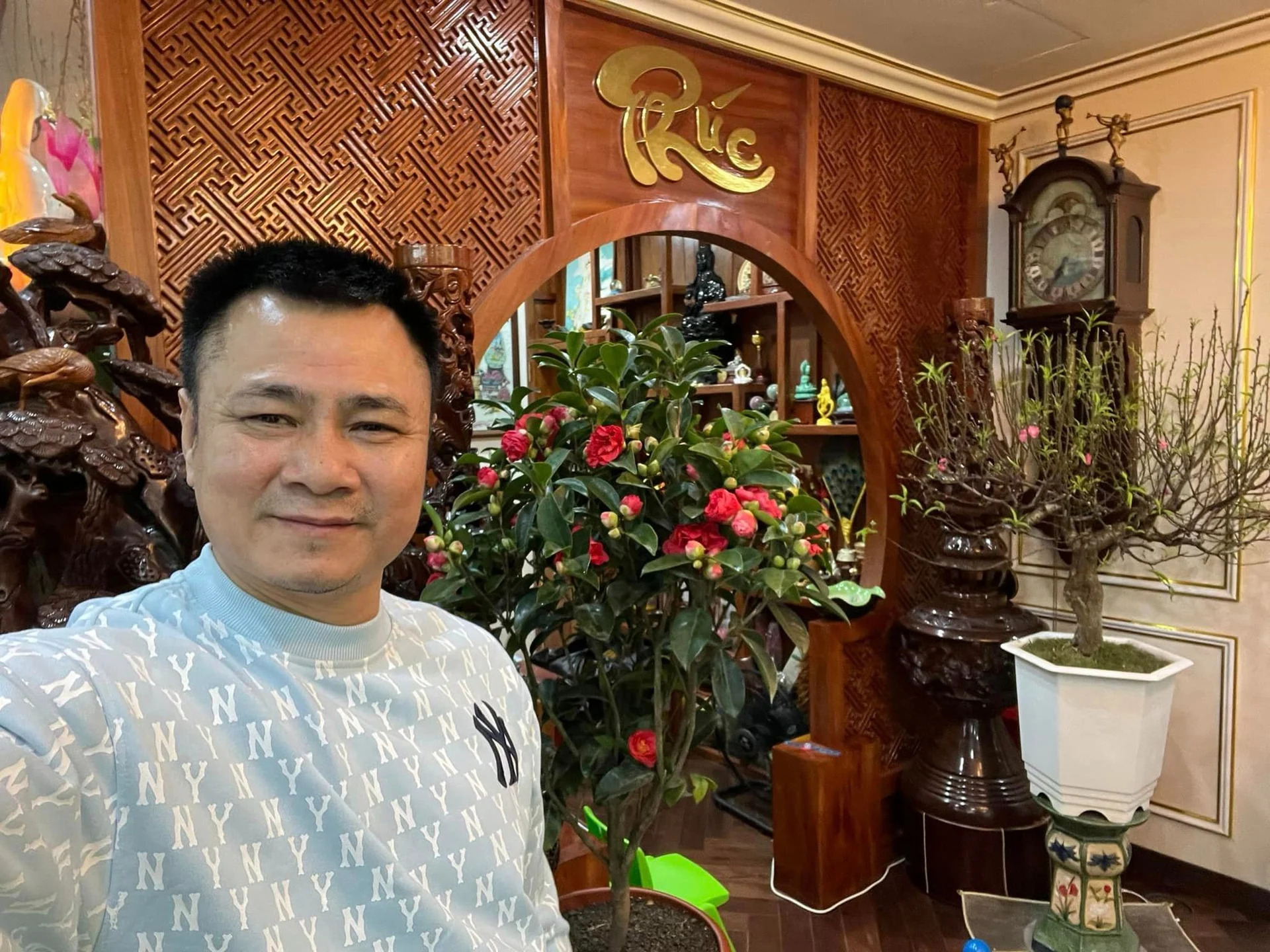 Tự Long từ thợ mộc trở thành Giám đốc Nhà hát Chèo Quân đội tại Hà Nội - Ảnh 7. Tự Long từ thợ mộc trở thành Giám đốc Nhà hát Chèo Quân đội tại Hà Nội - Ảnh 7.