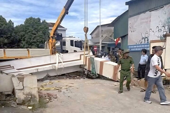 Tạm giữ xe cẩu li&ecirc;n quan vụ cổng ch&agrave;o đổ sập l&agrave;m đứt tay b&eacute; trai 8 tuổi - Ảnh 1.