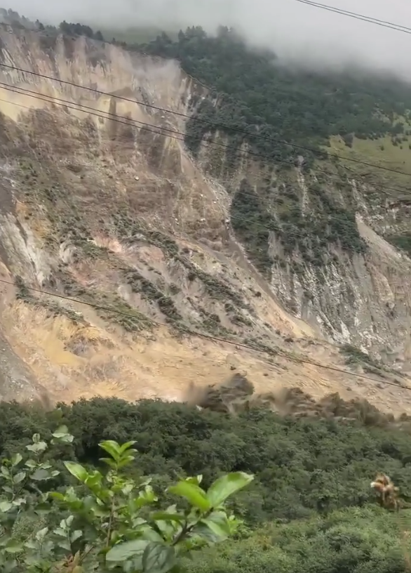 Kinh hoàng cảnh sườn núi ở Nepal đổ sập xuống sông trong 6 giây - Ảnh 2. Kinh hoàng cảnh sườn núi ở Nepal đổ sập xuống sông trong 6 giây - Ảnh 2.
