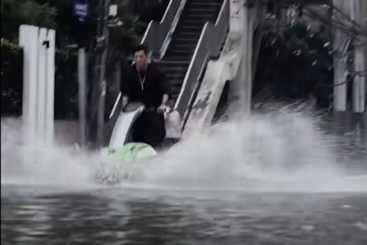 L&aacute;i m&ocirc; t&ocirc; nước giữa đường Bangkok ngập lụt, con trai nữ diễn vi&ecirc;n bị phạt - Ảnh 1.