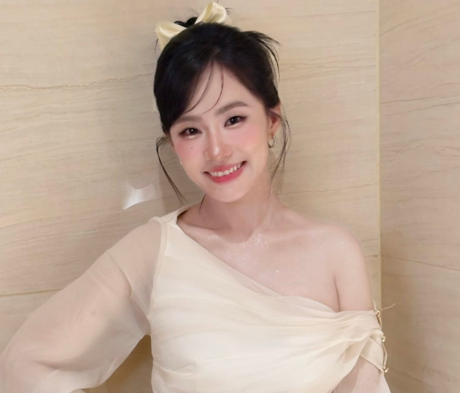 Lương B&iacute;ch Hữu: Mỹ nh&acirc;n U45 vẫn trẻ đẹp khiến Trấn Th&agrave;nh từng muốn t&aacute;n tỉnh - Ảnh 1.