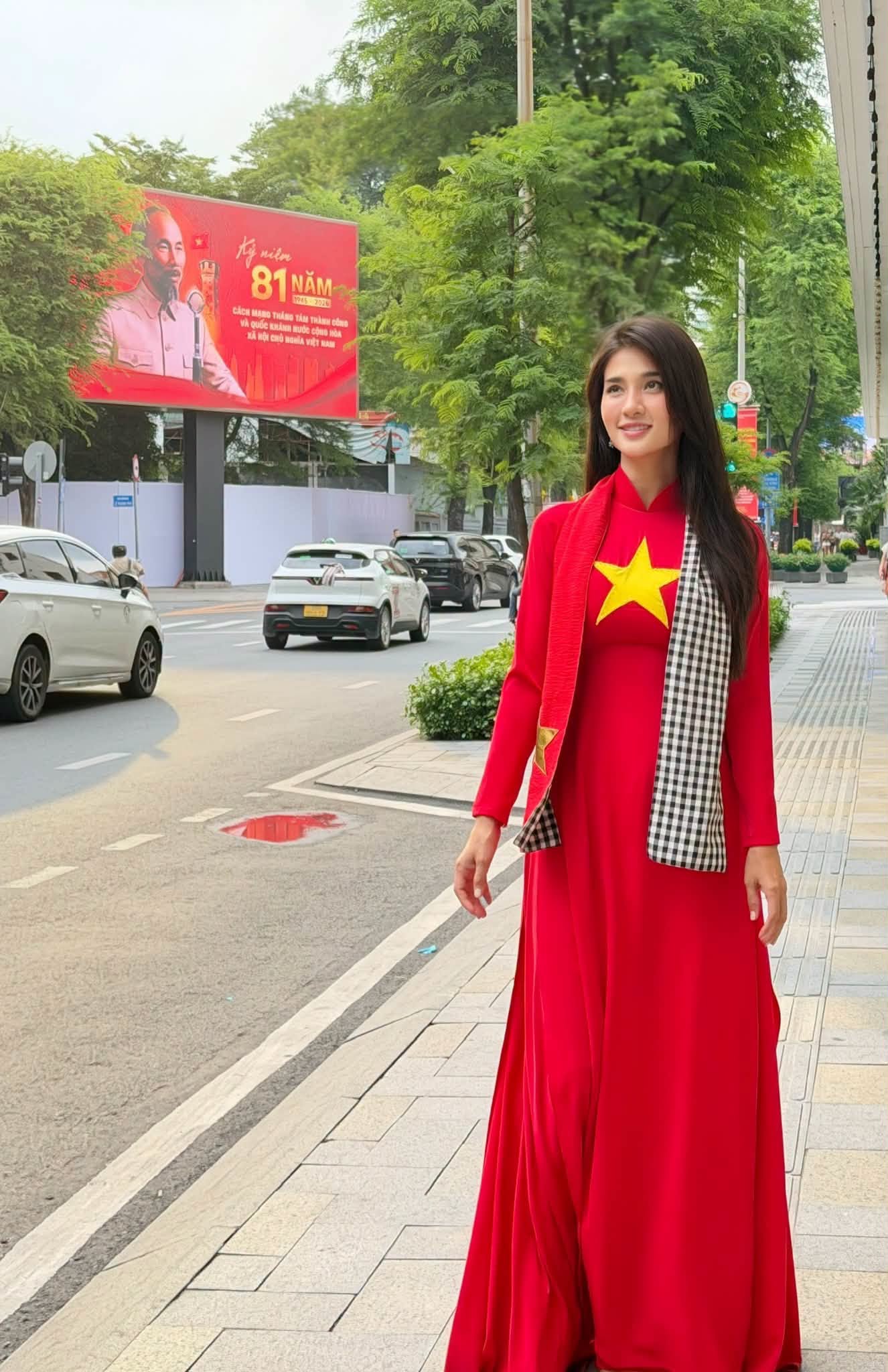 Kim Tuyến tỏa s&aacute;ng trong &aacute;o d&agrave;i đỏ sao v&agrave;ng ch&agrave;o mừng Quốc kh&aacute;nh 2 / 9 - Ảnh 4.