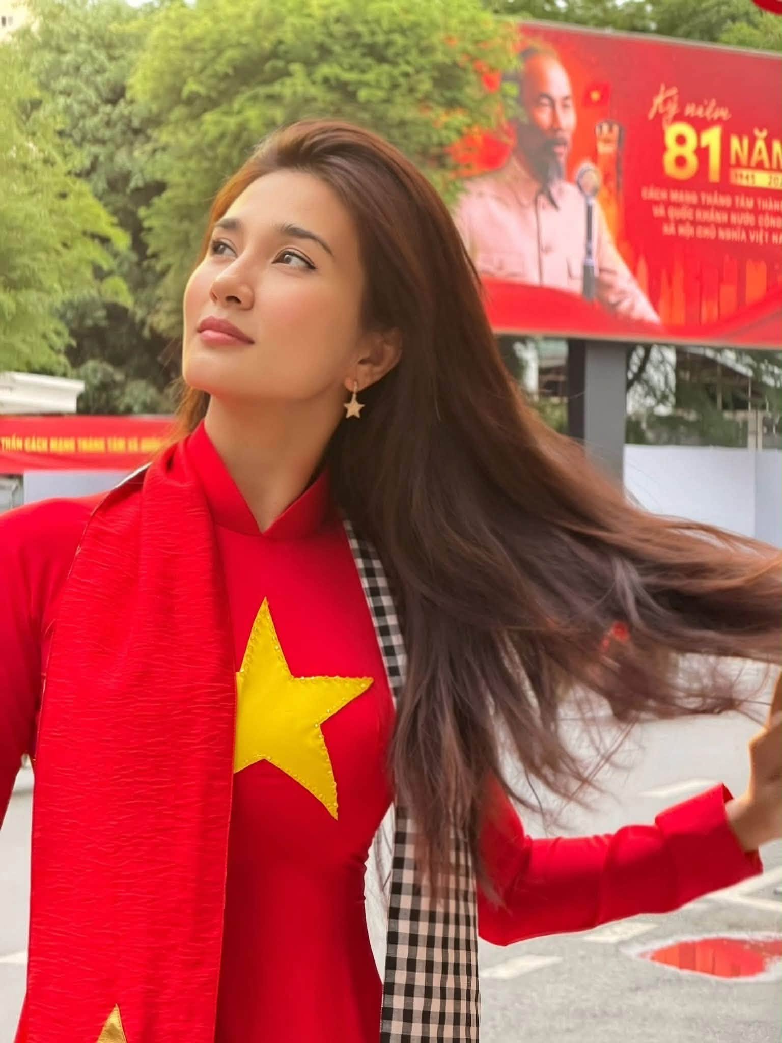 Kim Tuyến tỏa s&aacute;ng trong &aacute;o d&agrave;i đỏ sao v&agrave;ng ch&agrave;o mừng Quốc kh&aacute;nh 2 / 9 - Ảnh 1.
