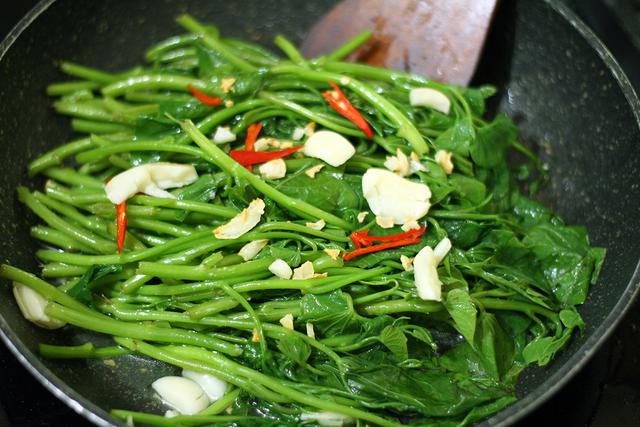 Từng bị coi là “thức ăn cho lợn”, rau khoai lang nay được săn lùng vì loạt giá trị dinh dưỡng bất ngờ - Ảnh 2.