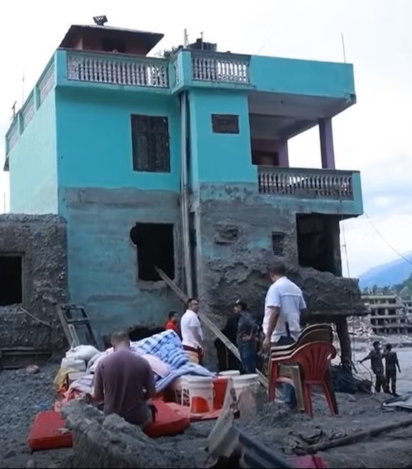 Căn nhà xanh sống sót qua trận lũ lớn ở Nepal như thế nào? - Ảnh 5. Căn nhà xanh sống sót qua trận lũ lớn ở Nepal như thế nào? - Ảnh 5.