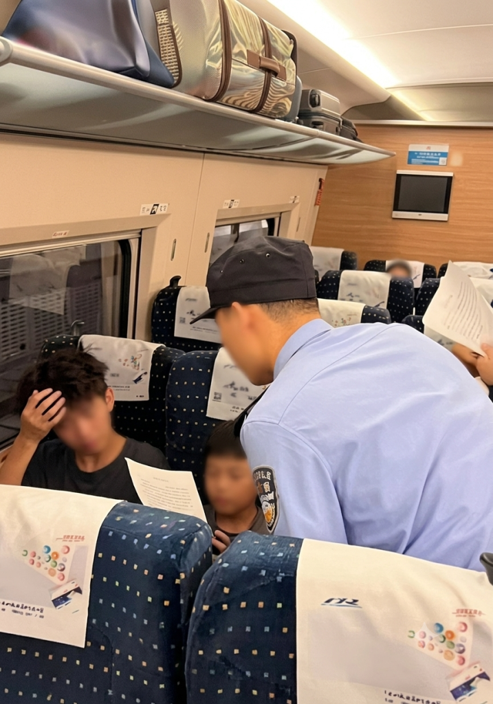 2 con trai vượt hơn 1000km đến thăm người thân rồi bị bỏ lại - Ảnh 2. 2 con trai vượt hơn 1000km đến thăm người thân rồi bị bỏ lại - Ảnh 2.