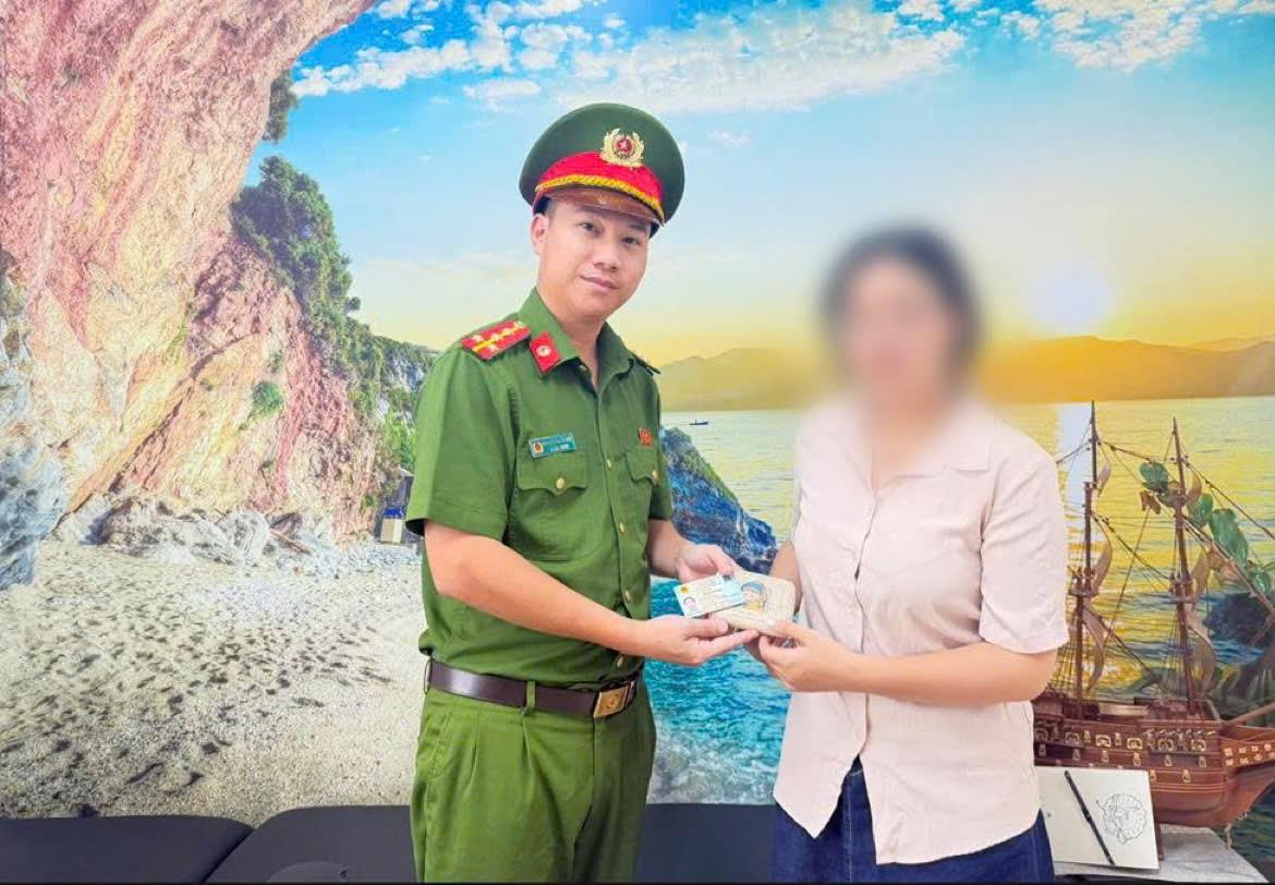 C&ocirc;ng an phường Ho&agrave;ng Mai trả lại 19 . 745 . 000 Đồng cho c&ocirc; g&aacute;i SN 2004 tại T&acirc;n Mai - Ảnh 1.
