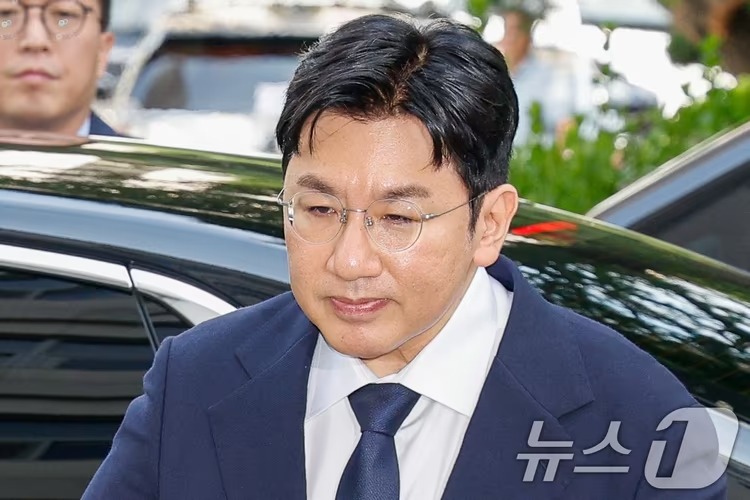 Bang Shi Hyuk bị truy tố h&igrave;nh sự v&igrave; lừa đảo T&agrave;i ch&iacute;nh trong vụ HYBE năm 2026 - Ảnh 1.